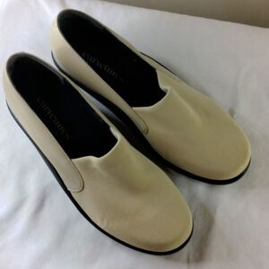 CURVETURES SLIP on leather pumps size 9.5. NWOB